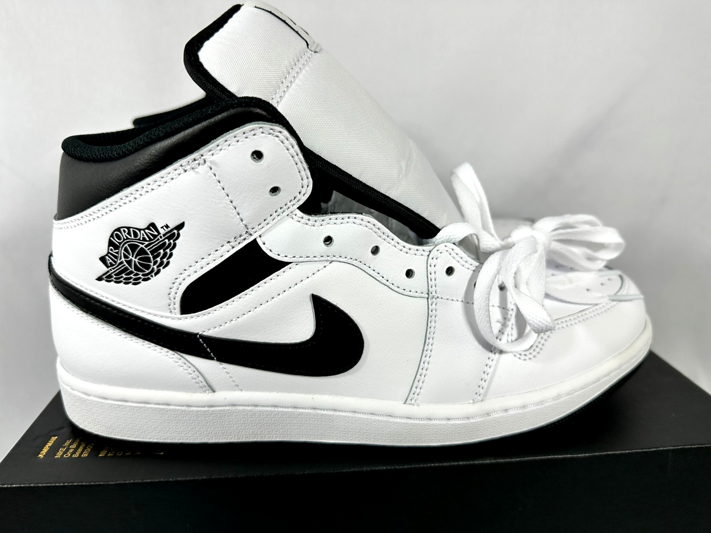 Men's Nike Air Jordan 1 Mid White/ Black (DQ8426-132) Size 12